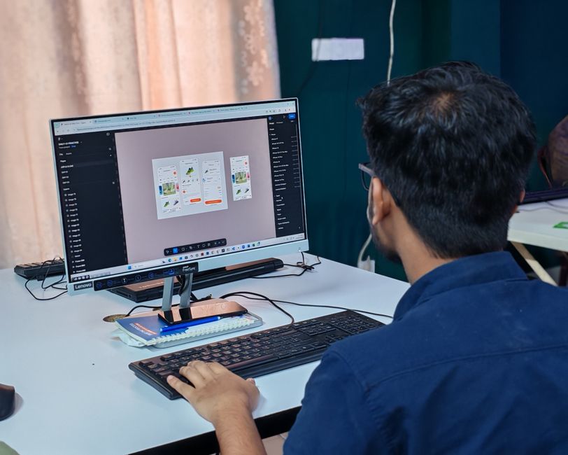 Diseñador enfocado trabajando en interfaces de usuario
