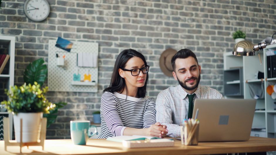 Dos jóvenes profesionales trabajando juntos
