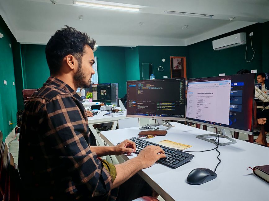 Desarrollador de software trabajando en pantallas dobles