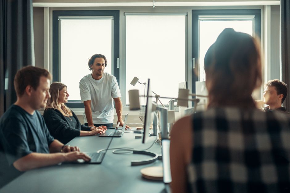 Equipo diverso en discusión durante una reunión colaborativa